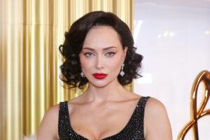 «Дубайская биржа»: звезда «Универа» показала себя в белье и чулках