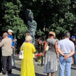 Двойник сына, белые голуби, молебен: как прошел день памяти Высоцкого
