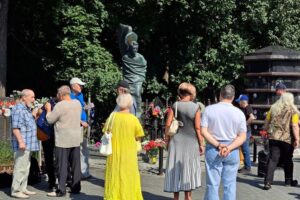Двойник сына, белые голуби, молебен: как прошел день памяти Высоцкого