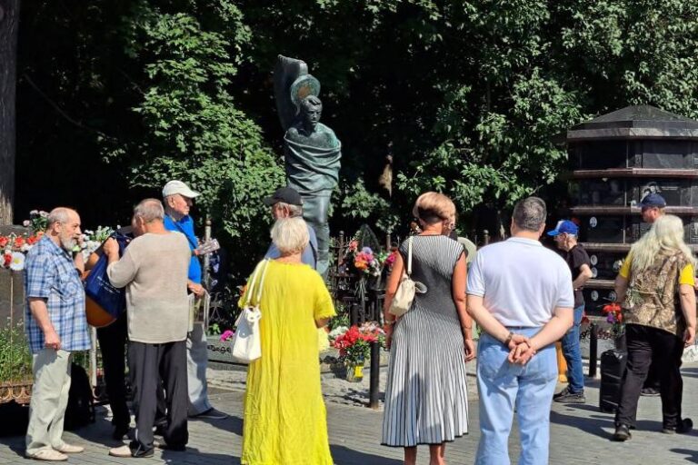 Двойник сына, белые голуби, молебен: как прошел день памяти Высоцкого