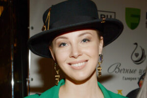 Блонд, сексуальные вырезы, костюмы: как менялся стиль Полины Дибровой