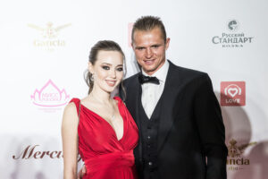 Жена Тарасова дала жесткий отпор из-за критики груди