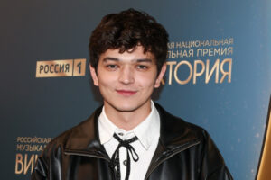 Российский певец отказался брать подарок из-за сине-желтого пакета