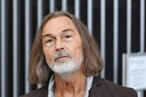 «Стоит девушка с двумя чемоданами»: Сафронов о появлении незнакомой невесты