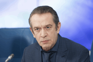 Трудности в театре, срок на Украине, конфликт с дочкой: как живет Машков
