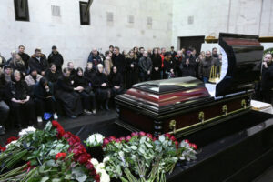 Актера Попова проводили в последний путь аплодисментами