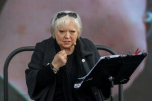 Больная раком Светлана Крючкова вышла в свет на инвалидной коляске