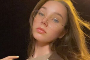 Дочь Юлии Началовой вышла на сцену в броском золотом костюме