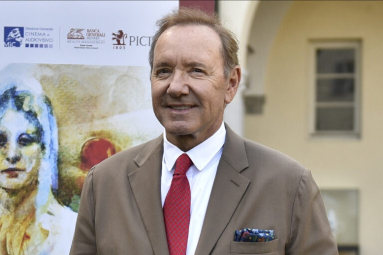 Известный актер стал бездомным