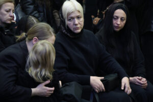 Маленькая дочь Попова прижималась к матери на церемонии прощания