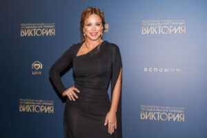 Паспорт РФ, замужество, помощь украинцам: как живет певица Ани Лорак