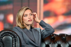 Слухи о разводе, интимная пластика, паспорт РФ: как живет Регина Тодоренко