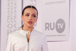 Стал известен муж Вали Карнавал