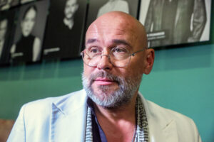 Встает в пять утра, похож на Джима Керри: интересные факты об Аверине