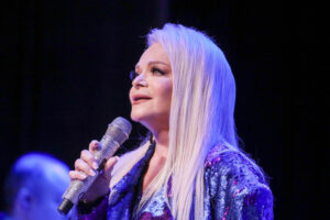 Не сдержала слез на концерте: у Долиной сдают нервы из-за квартиры? Детали