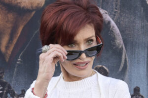 Вдова Осборна представила мерч с насмешкой над вокалистом Pink Floyd