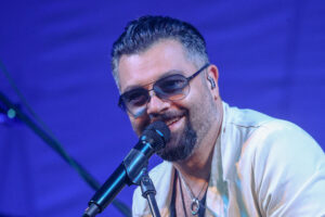 «Верю чуть-чуть»: известный певец признался, что пишет письма Деду Морозу