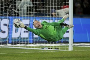 «Смотрю с особенных мест». Травмированный Сафонов посетил матч «ПСЖ» — «Париж»