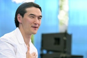 Лежащий на матрасах в аэропорту Нурлан Сабуров попал на фото