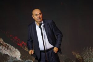 «Мечты сбываются». Черчесов вручил Акинфееву свою именную футболку