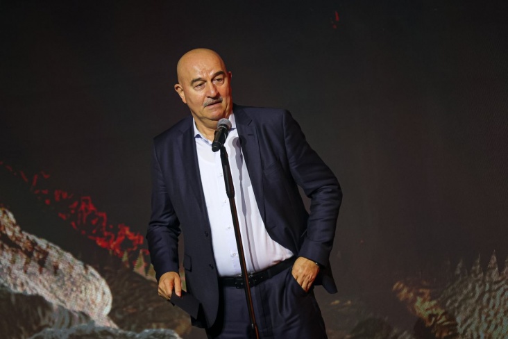 «Мечты сбываются». Черчесов вручил Акинфееву свою именную футболку