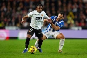 «Валенсия» вырвала победу у «Алавеса» в матче Ла Лиги, забив два мяча в концовке