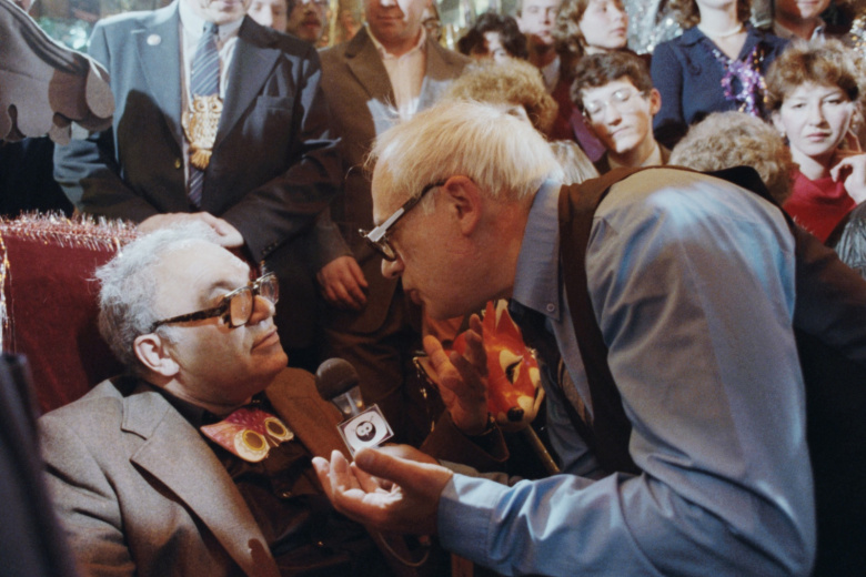 Ноябрь-декабрь 1987 г. СССР. Москва. Автор, режиссер и ведущий телеигры «Что? Где? Когда?» Владимир Яковлевич Ворошилов (справа на первом плане) во время записи новогоднего выпуска передачи, выпускавшейся Главной редакцией программ для молодежи Центрального телевидения СССР