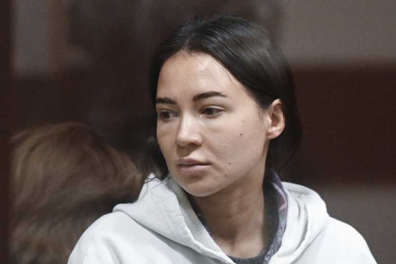 Валерия Чекалина, обвиняемая в незаконных валютных операциях с использованием подложных документов, на заседании в Троицком районном суде в Москве, 2024 год