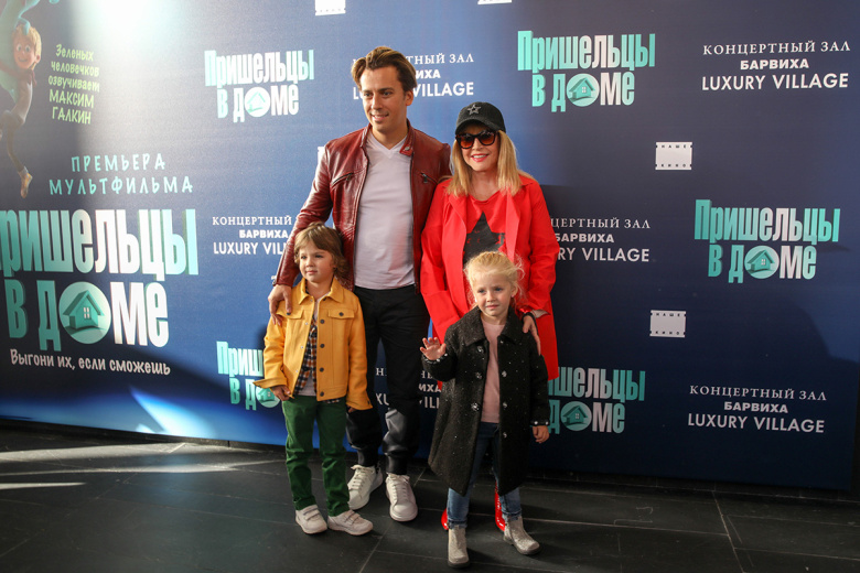 Телеведущий Максим Галкин, певица Алла Пугачева, их сын Гарри и дочь Елизавета